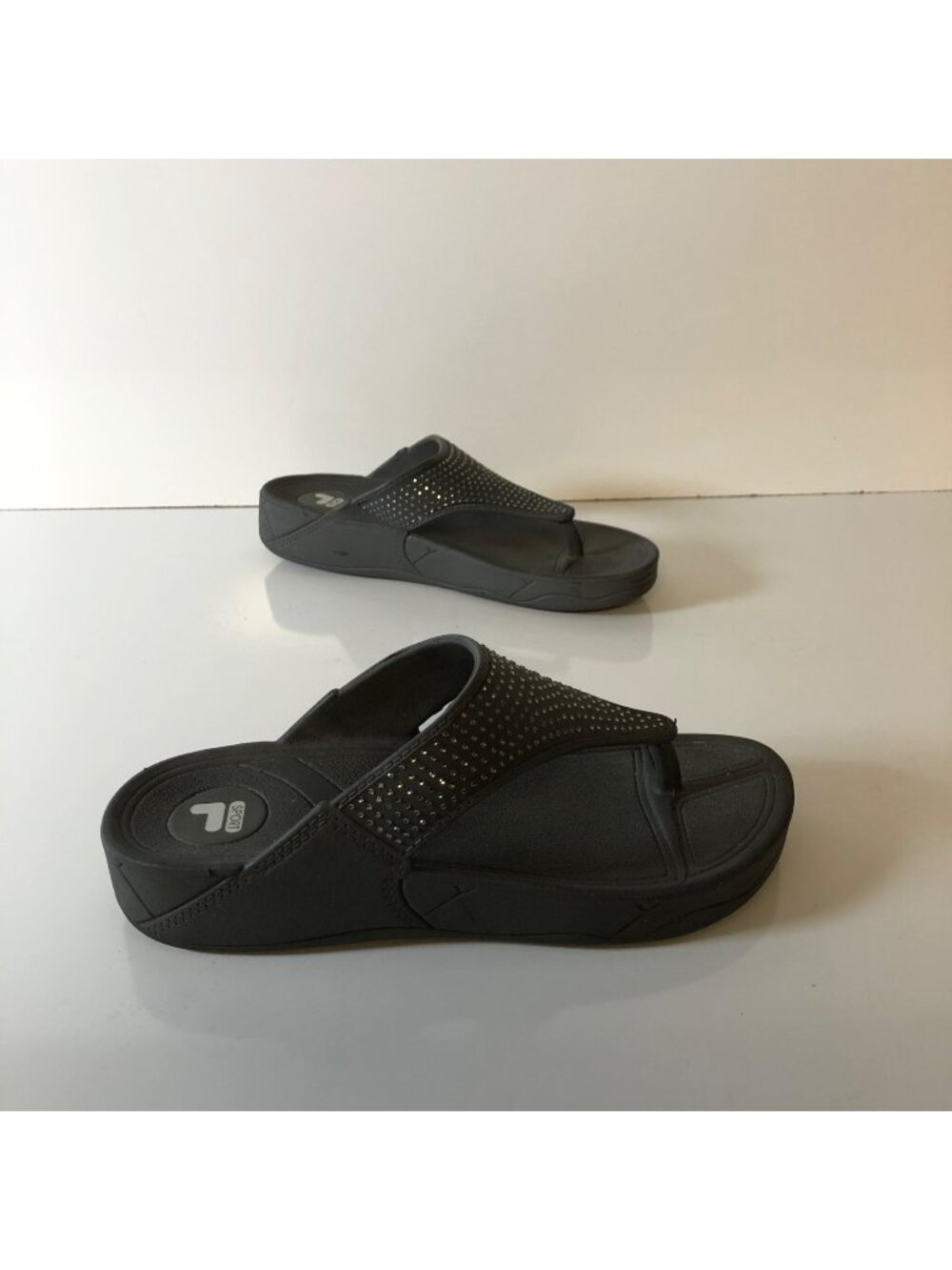 Sport Flip Flops Gray Rhinestones Womens Size 8 Sandals Beach Summer Travel